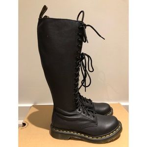 100% AUTHENTIC DR MARTENS 

Brand New In Box - VIRGINIA - UK4 US6 EU37
